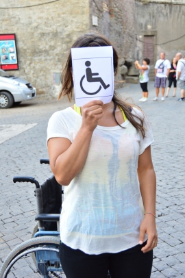 disability in action: una ragazza durante il flashmob