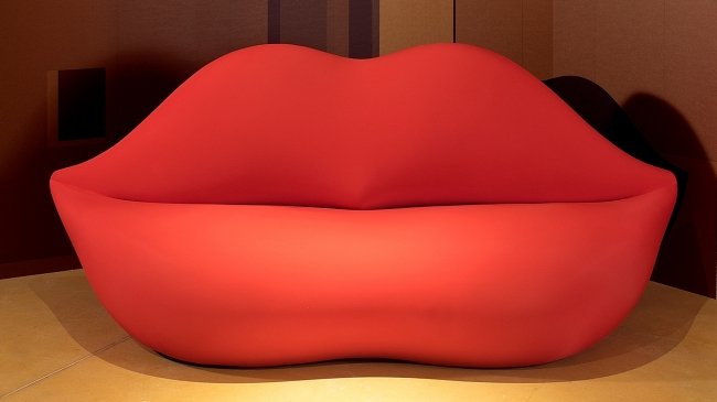 Bocca, il sofà rosso a forma di bocca ideato dai designer dello Studio 65 e prodotto da Gufram nel 1970