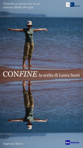 locandina del documentario confine, con una immagine riflessa dall'alto in basso di Laura Santi in piedi, in riva al maredocumentario laura santi