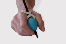 strumenti per terapia occupazionale applicati ad una mano per afferrare una penna