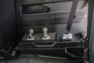 Contenitore porta ancoraggi in interno auto