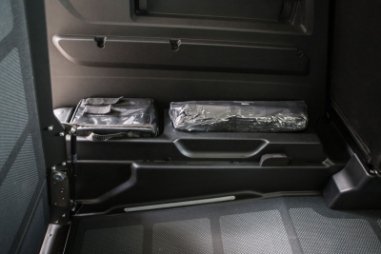 Contenitori portaoggetti in interno auto