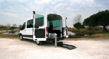 Ford Transit allestito con sollevatore per accesso carrozzine 