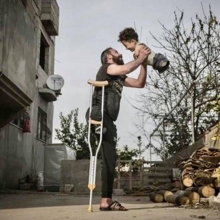foto di Mehmet Aslan con padre e figlio siriani