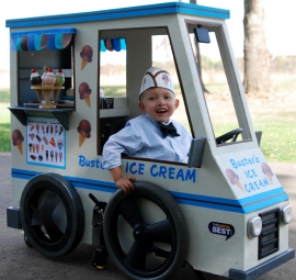 bambino in carrozzina travestito da gelataio