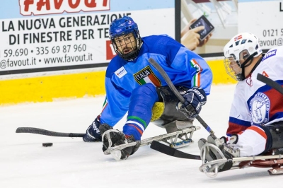 ice sledge hockey: giocatore in campo