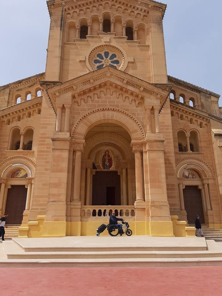 ignazio drago davanti ad una chiesa a Malta