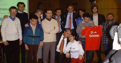 _I calciatori in posa con gli amici disabili presenti