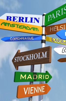 cartello stradale con le direzioni per varie capitali europee