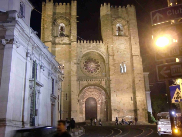Cattedrale di Lisbona di notte