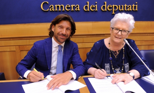 Francesco Macchia e Paola Binetti firmano l'accordo