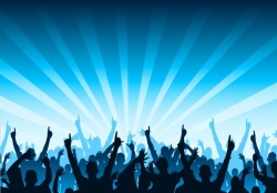 mani alzate di partecipanti a un concerto