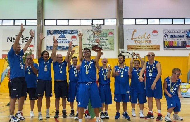 la nazionale italiana sindrome down festeggia il mondiale sul campo di basket