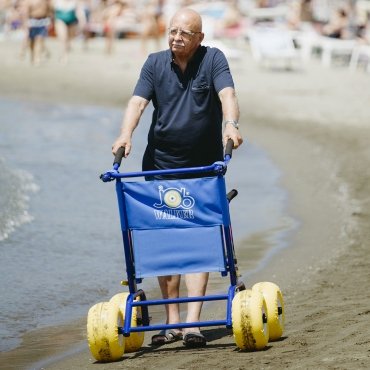 uomo in spiaggia cammina usando il jobwalker