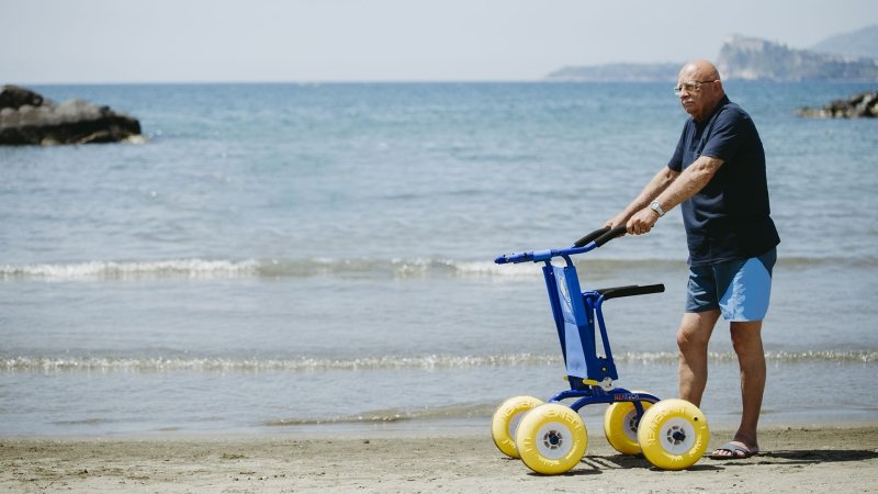 uomo in spiaggia in riva al mare mentre utilizza il jobwalker 