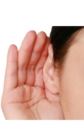 orecchio sordo: mano appoggiata ad un orecchio
