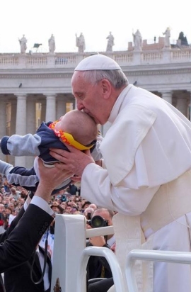 papa francesco e neonato
