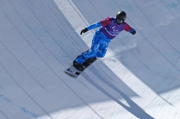 Jacopo Luchini scende in snowboard