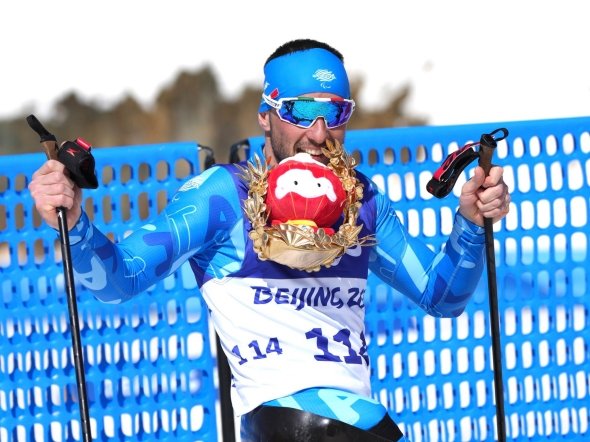 giuseppe romele festeggia con la mascotte delle paralimpiadi foto di  Luca Pagliaricci CIP