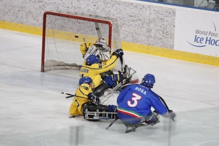 azione di para ice hockey con 4 giocatori in campo. foto fi Joachim Sielski7DBS