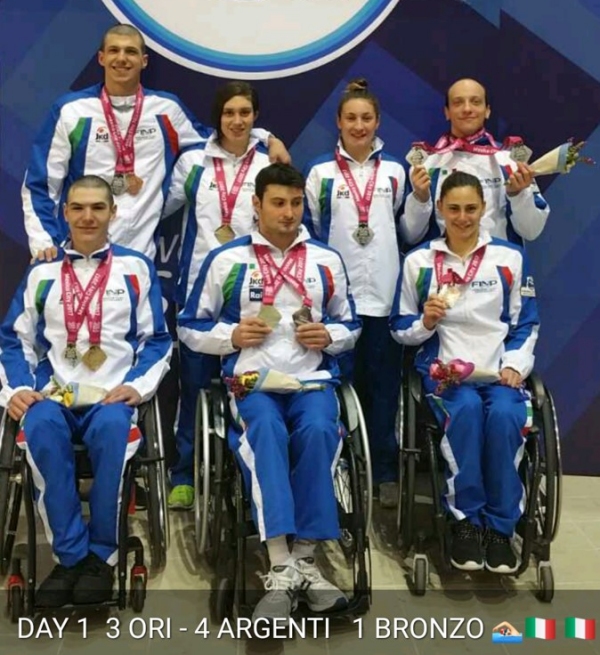 foto di gruppo dei paralimpici medagliati del 2 dicembre