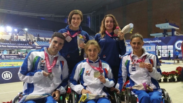foto di gruppo dei paralimpici medagliati del 3 dicembre