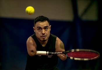 giocatore di parastanding tennis con disabilità agli arti superiori