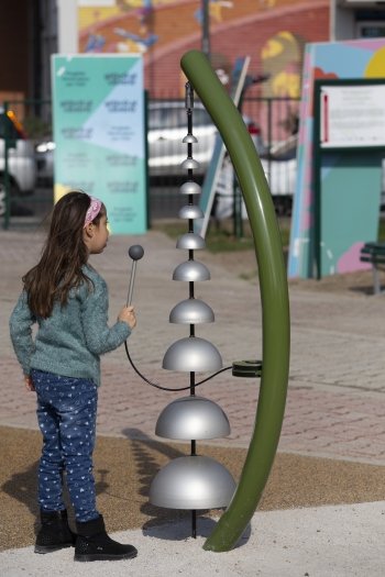 bambina gioca al nuovo parco giochi con un gioco musicale