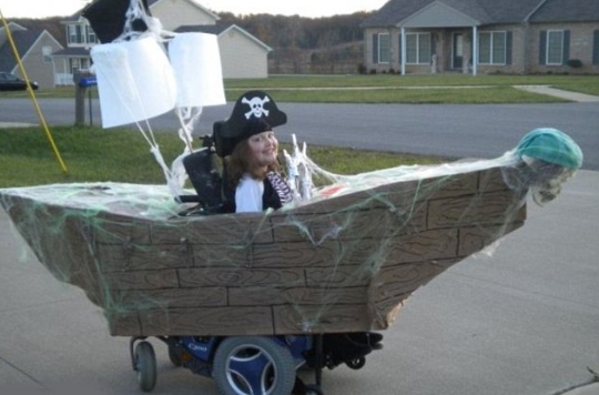 bambina in carrozzina travestita da piratessa