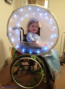 bambina in carrozzina vestita da principessa 