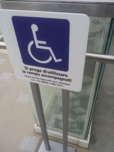 cartello per disabili davanti al padiglione del Giappone