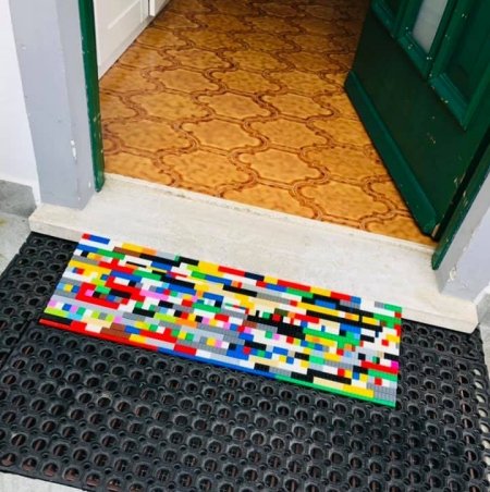 rampa fatta di lego colorati sull'uscio di una porta aperta 