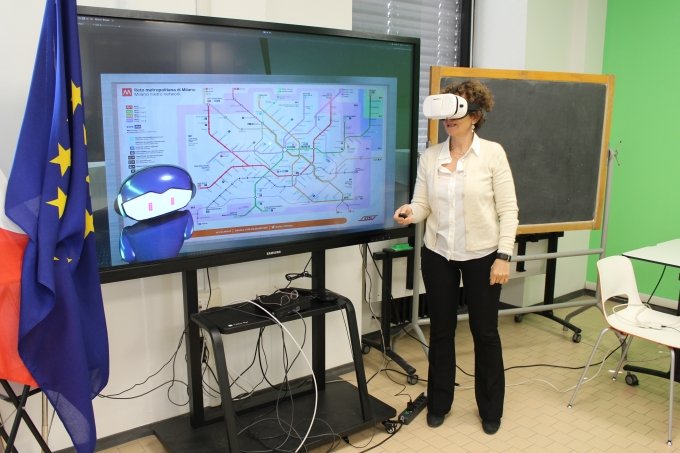 donna indossa visore per la realtà virtuale per il progetto dedicato a persone con autismo