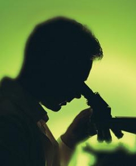 ricerca scientifica: sagoma di uomo su microscopio