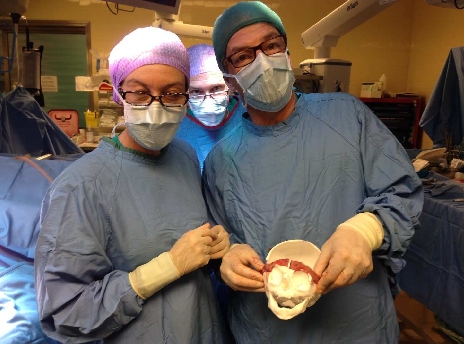 team chirurgico dell'intervento di ricostruzione cranica