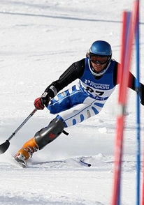 sciatore standing con amputazione sotto il ginocchio