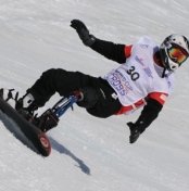 disabile che pratica snowboard con una protesi