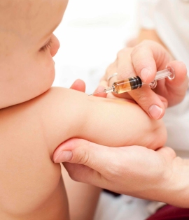 bambino sottoposto a vaccino