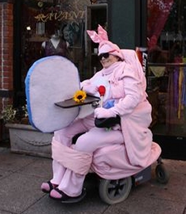 signora in carrozzina vestita da coniglietto