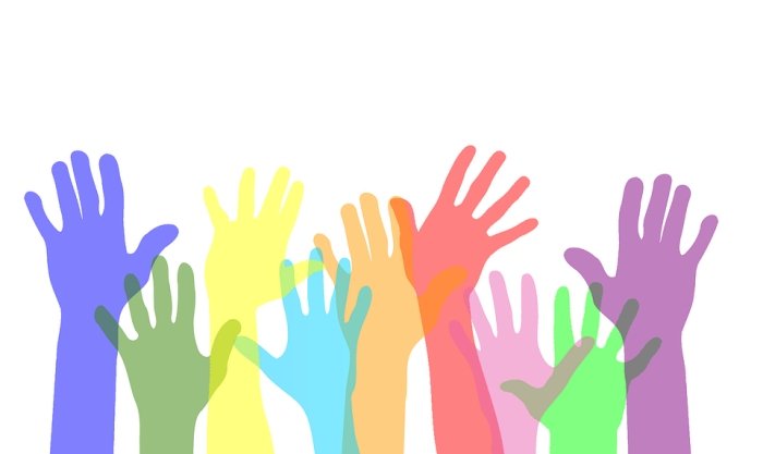 volontariato: un insieme di mani colorate 