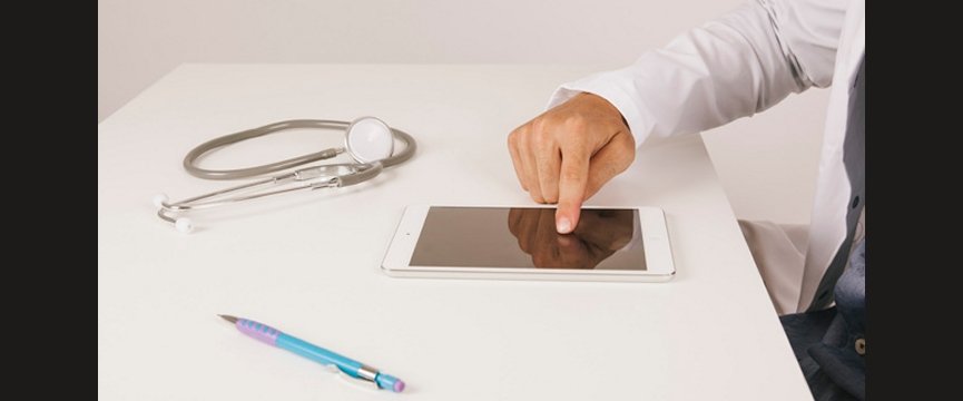 dettaglio della mano di un medico che consulta un tablet