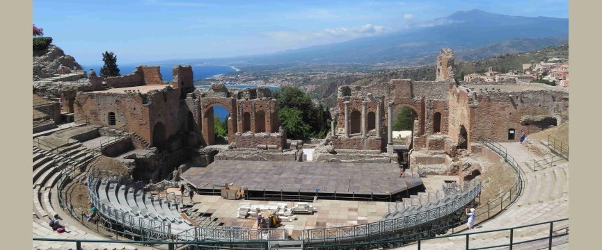 panorama del teatro di Taormina e mare