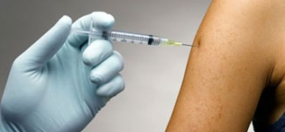 mano con siringa che somministra un vaccino su un braccio