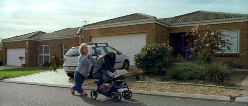 frame del video che ritrae una donna con acondroplasia mentre spinge un passeggino con un bambino