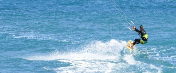 uomo su kite surf che veleggia in mare