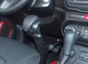 Guida disabili: la leva acceleratore e freno per gestire a mano i comandi in auto