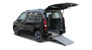 Come trasportare persone disabili in auto: l’allestimento Atlas di Orion su Peugeot Rifter per passeggeri in carrozzina