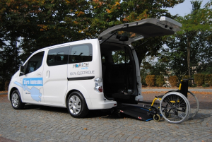Trasporto disabili in carrozzina su auto elettrica Nissan Evalia con allestimento Handytech