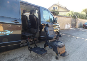 Ausili anziani e disabili per salire in auto: col sistema lift&amp;go il sedile ruota, esce e diventa una carrozzina