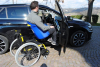 Handylift, la gruetta sollevapersone disabili per l&#039;entrata in auto del passeggero in carrozzina
